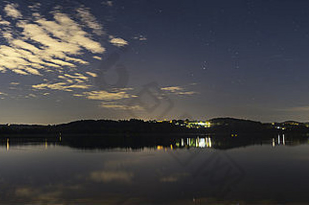 瓦雷泽湖，夏夜斯基兰纳全景——意大利伦巴第