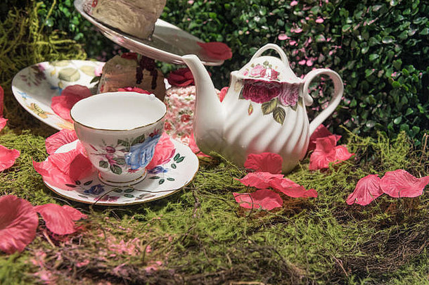 豪华奶油茶野餐派对场景，花瓣和老式陶瓷茶具