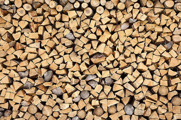 木柴堆在干燥的木柴上，供冬天使用