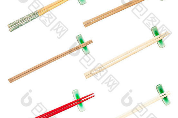 收集各种木制筷子，置于白色背景上的筷子架上