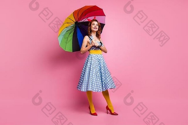 正面梦幻甜美女子的全身照片撑着明亮的雨伞保护自己免受恶劣天气预报的影响穿着蓝色圆点连衣裙