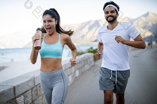 健康快乐的人在户外慢跑和跑步