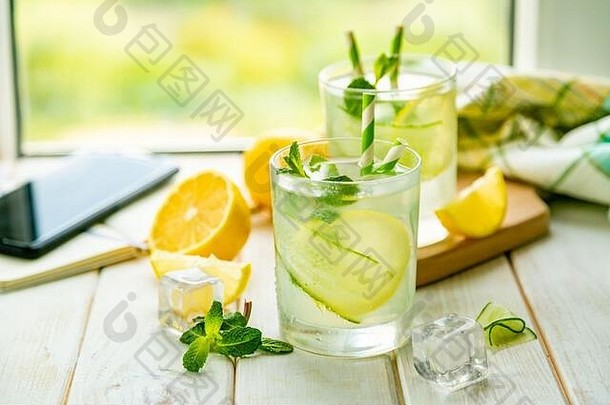 <strong>夏日柠檬水</strong>在窗前的玻璃杯里