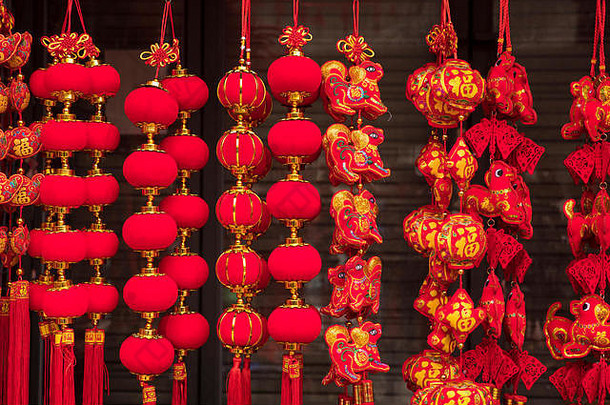 农历新年装饰，用祝福语意味着幸福、健康和财富。中国的红灯笼，用来庆祝春节