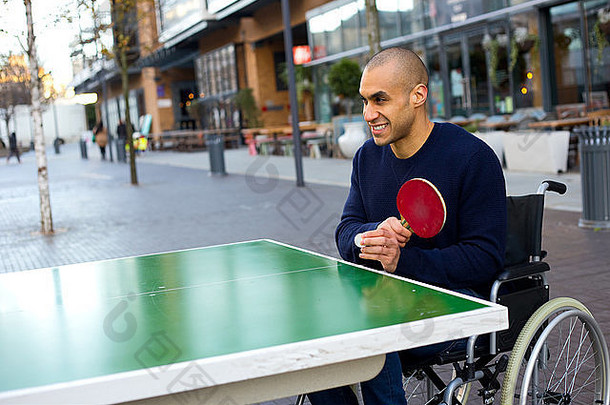坐轮椅打乒乓球的年轻人