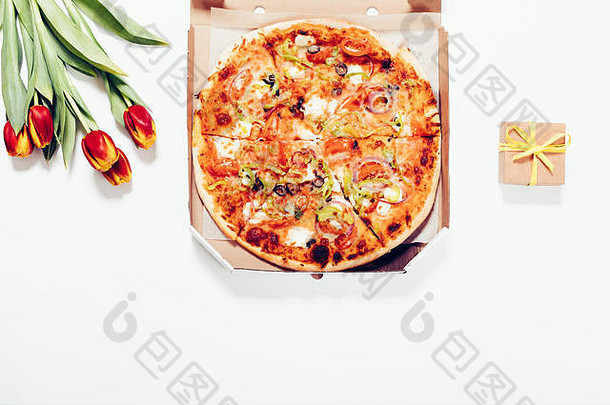 披萨盒子红色的郁金香小盒子礼物白色背景前视图