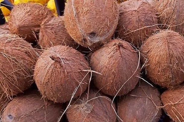 一些出售的棕色椰子有纹理特写。