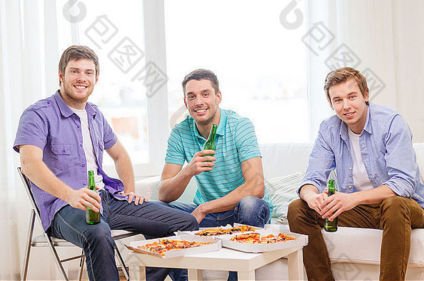 带着啤酒和披萨的微笑的朋友们在外面闲逛