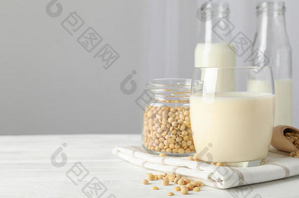 一杯豆浆、大豆种子、白色背景的牛奶瓶、文本空间