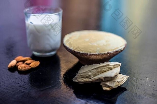 穆尔塔尼·米蒂（multani mitti）或穆尔帕尼·米蒂（mulpani mitti）或富勒土（fuller's earth）的面具，装在木制表面的粘土碗中，与牛奶和杏仁充分混合。治疗