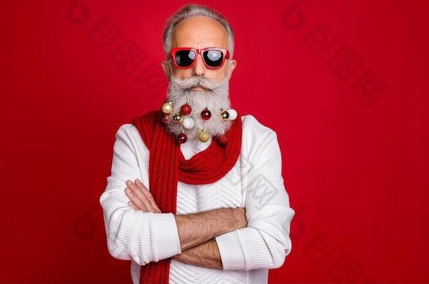 酷酷的退休商人的肖像，戴着眼镜，<strong>双</strong>手交叉着眼镜，穿着<strong>红色背景</strong>下的白色毛衣