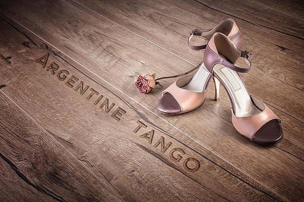 阿根廷探戈<strong>鞋</strong>和木地板上<strong>的</strong>干玫瑰，标题：阿根廷探戈