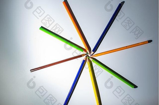 颜色铅笔螺旋模式彩色的蜡笔安排有意义的
