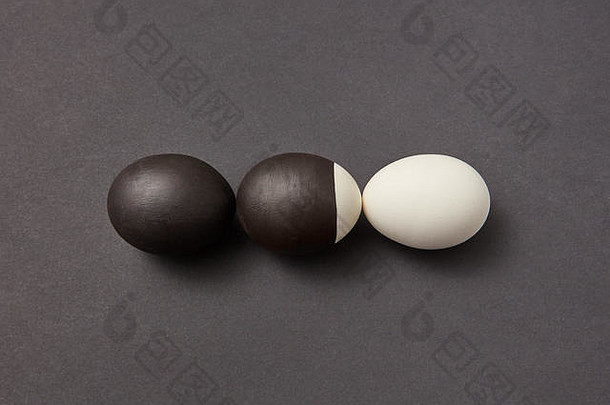 黑色背景上的黑白彩蛋，带有空间。生活观念的改变。平铺