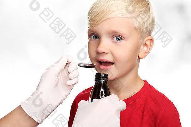 孩子医生治愈流感美味的糖浆男孩喝治愈常见的冷