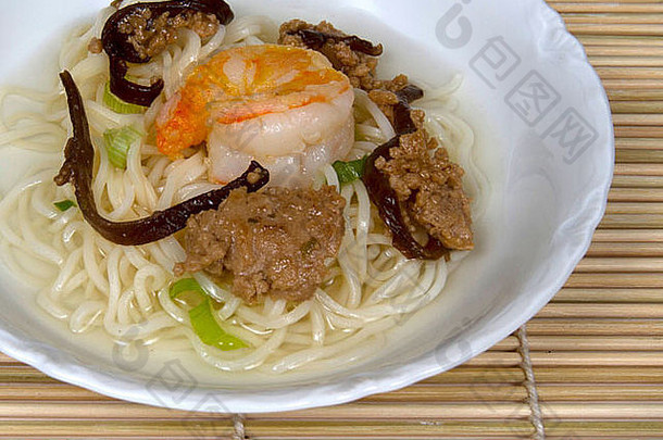 中国人猪肉虾面条汤肉汤黑色的蘑菇绿色洋葱