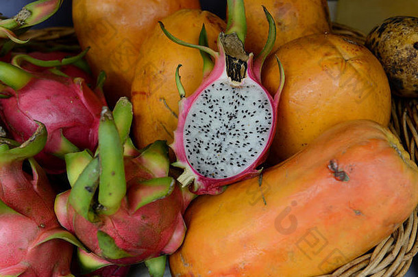 东南亚泰国北部清迈市的一个市场上出售龙果和木瓜。