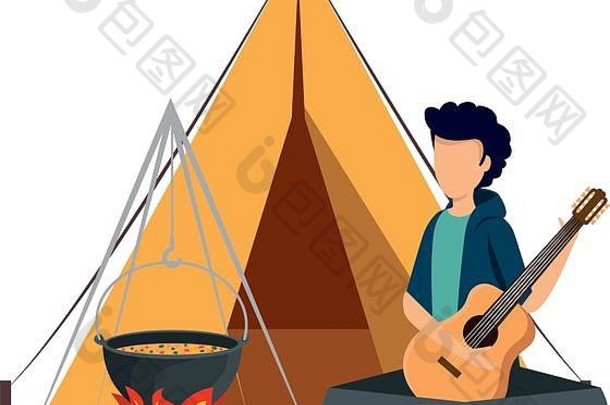 用露营帐篷和篝火弹吉他的年轻人