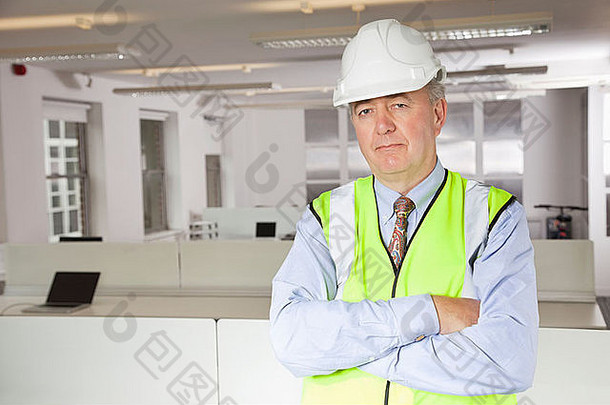 办公室穿着反光背心和安全帽的中年男子肖像