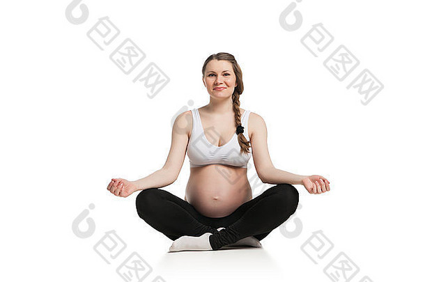 孕妇放松做瑜伽，坐在莲花的位置
