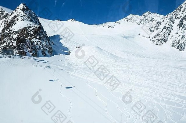 冬季景观-滑雪场和滑雪坡的全景。阿尔卑斯山奥地利皮茨塔勒·格雷彻。威尔德斯皮茨巴恩
