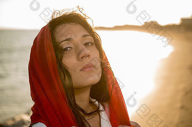 戴着红领巾、眼睛炯炯有神的地中海女孩