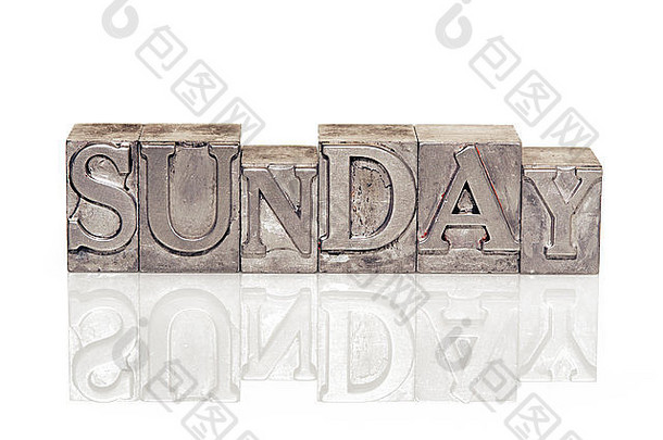 Sunday word由金属凸版印刷在反光表面制成