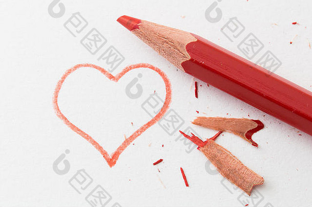 红铅笔浪漫地写着爱情的心