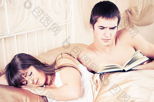 男人。阅读书女人睡觉