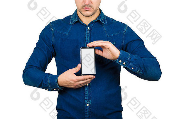 一个穿着蓝色牛仔裤夹克的时尚严肃的家伙的特写镜头，展示了智能<strong>手机</strong>，在白色背景下用复印空间将其贴在胸前。