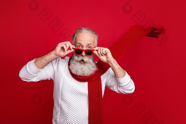 酷酷的圣诞老人看圣诞<strong>促销价</strong>格不相信眼睛戴太阳眼镜针织套衫隔离红色背景