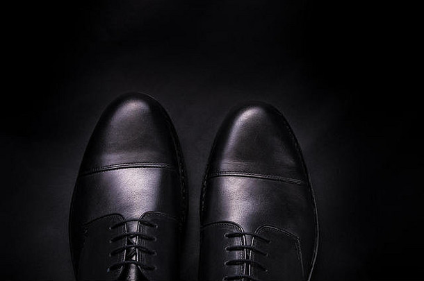 黑色背景空间上的黑色牛津鞋。