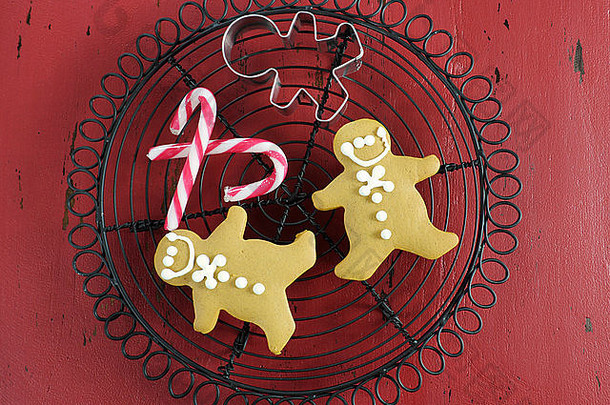 圣诞节假期节日烘焙姜饼但饼干饼干刀古董烘焙架红色的木表格