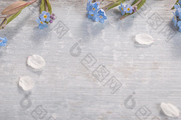 白色木质<strong>背景</strong>上的节日花卉构图。俯视图