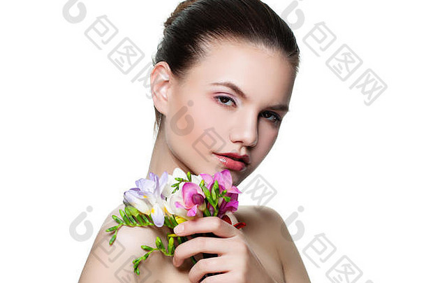 美丽的女人，在白色背景上隔离着五颜六色的花朵