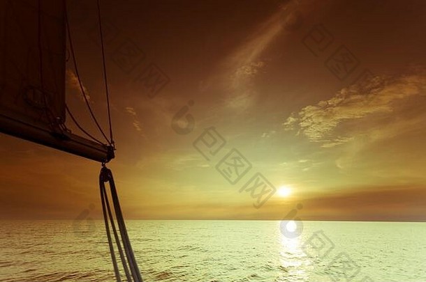 帆船在波罗的海日落日出时航行的帆船暑假。旅游奢侈的生活方式。