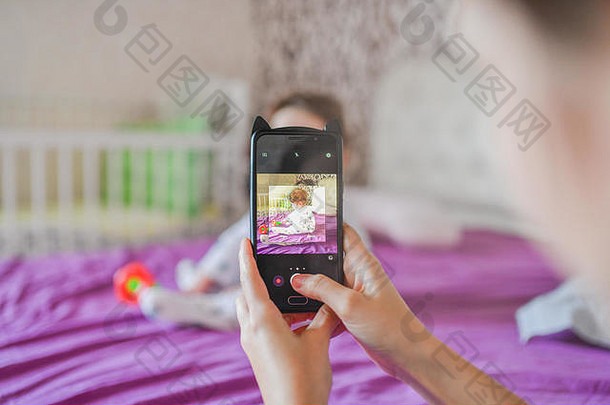 妈妈照片婴儿电话关闭电话妈妈拍摄son-girldevice-oriented智能手机
