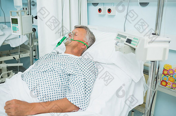 昏迷病人躺在床上，戴着氧气面罩
