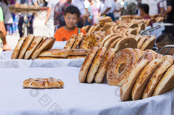 传统的乌兹别克斯坦面包亚美尼亚式面包当地的集市软平面包中间亚洲乌兹别克斯坦