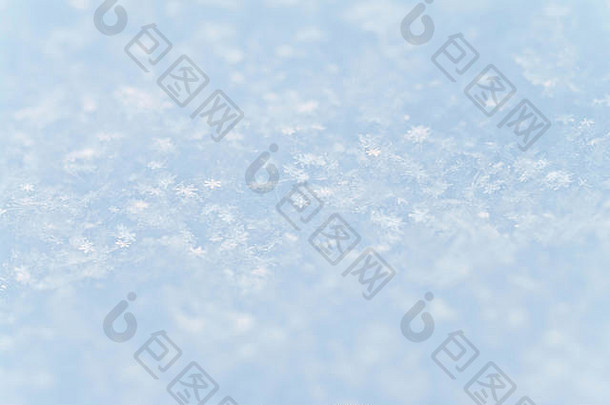 光蓝色的背景宏图像前层雪单独的雪花可见