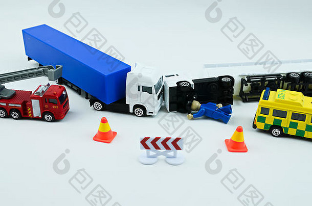 路事故崩溃显示玩具卡车事故破碎的玩具卡车