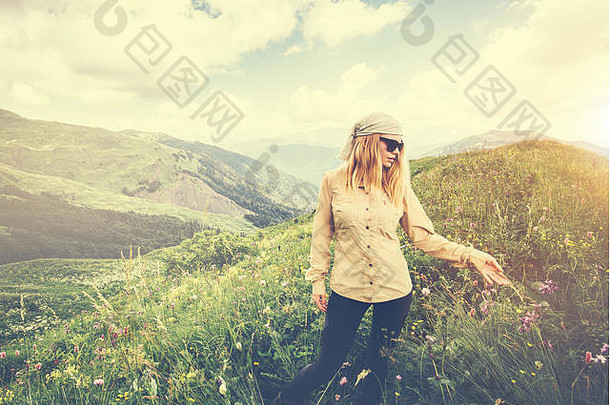 年轻女子徒步旅行生活方式概念暑假户外山地背景