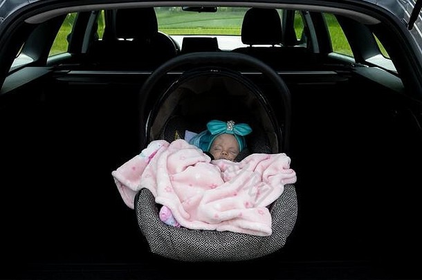 睡在安全儿童汽车座椅上的。3个月大的。保护概念、安全和安保。