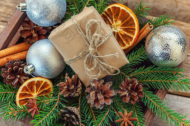 圣诞-新年组合冬季物品礼品盒冷杉枝松果肉桂棒在破旧的乡村木制背景上。圣诞节假期十二月装饰。平面俯视图空间