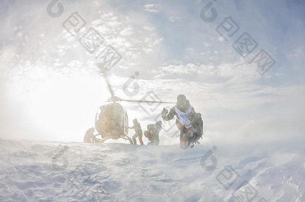 冬季，滑雪者从直升机上降落，在雪山上搭便车。