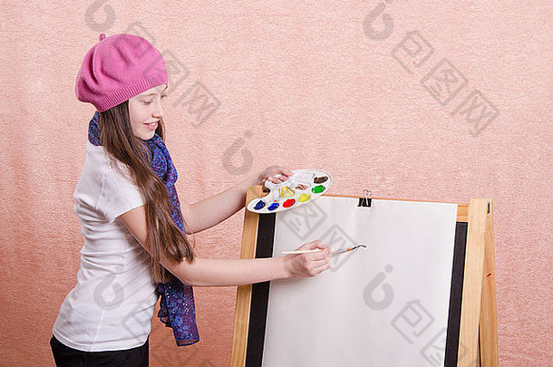 十二岁的女孩在画架上画画