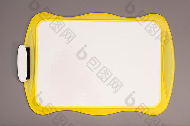 黄色的剪贴板孤立的灰色的背景