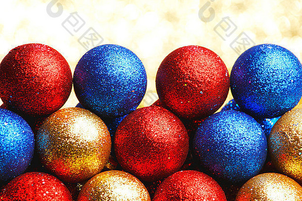 背景模糊的彩色圣诞球堆