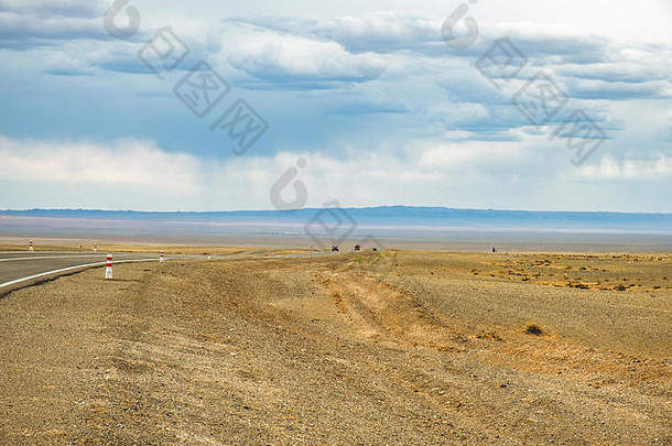 沥青路部分戈壁沙漠蒙古