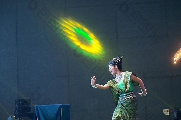 漂亮的夫人中间泰国经典跳舞西装显示模式传统的跳舞平台